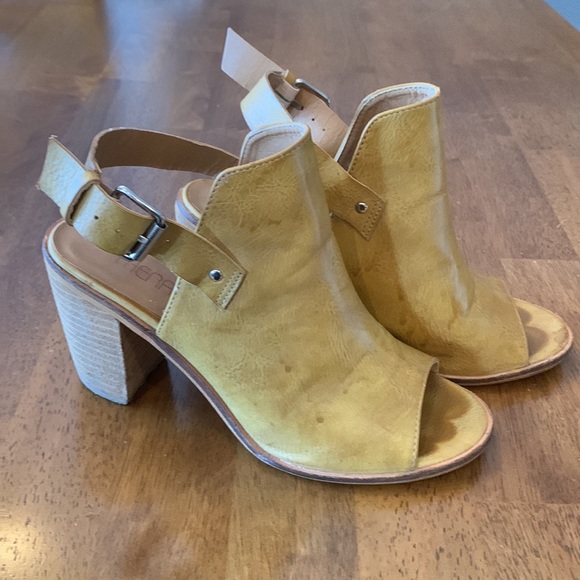 THERAPY tan peep toe sandal. - Picture 3 of 7